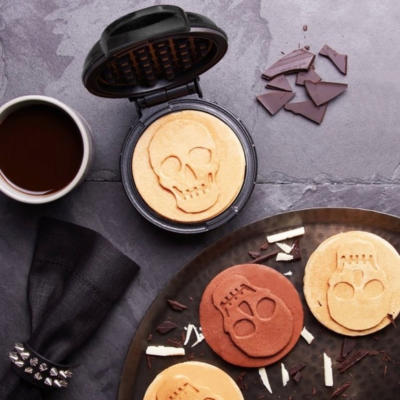 New in box dash mini waffle maker skull Halloween spooky black 13” breakfast - Picture 5 of 6